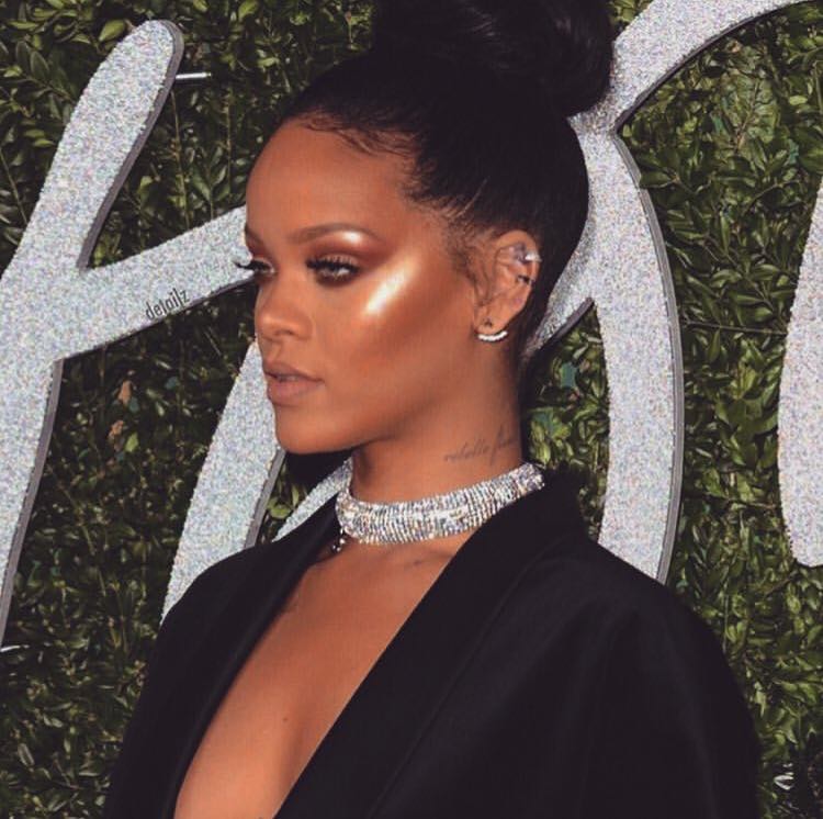 Rihanna îşi lansează propria marcă de lux