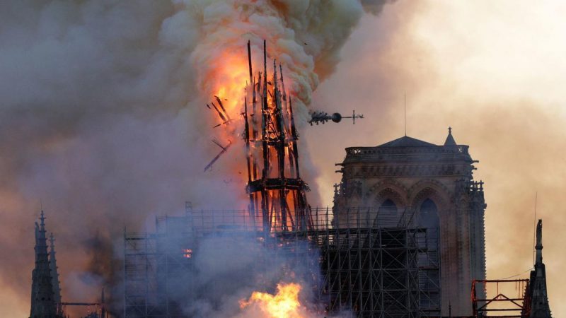 Incendiu devastator la catedrala Notre Dame din Paris